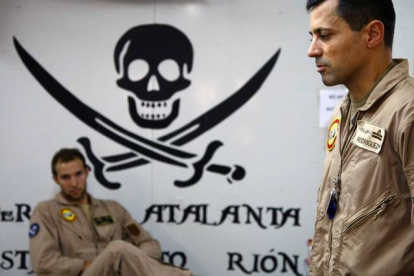 Dos militares españoles de la operación Atalanta, tras una misión de reconocimiento en el Índico.-AGUSTÍN CATALÁN