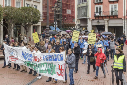 La manifestación por la sanidad pública que recorrió el centro de la ciudad a su entrada a la plaza Mayor.-SANTI OTERO
