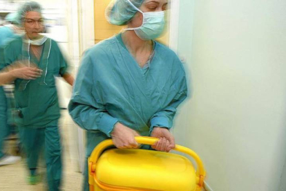 Un equipo de médicos transporta un órgano para ser trasplantado-ECB