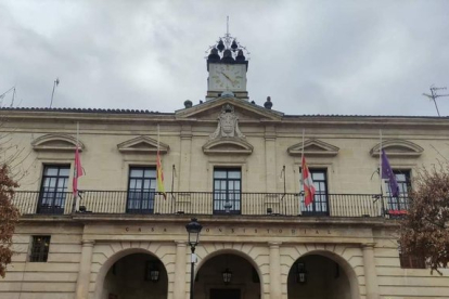Banderas a media asta en el Ayuntamiento de Miranda de Ebro por la pérdida de dos vecinos en el naufragio de Terra Nova. ECB