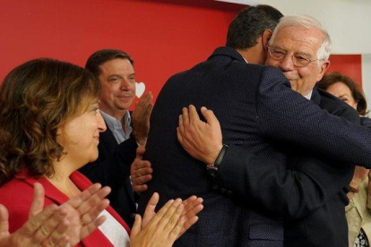 Pedro Sánchez se abraza a Josep Borrell celebrando los resultados electorales en Europa.-JOSE LUIS ROCA