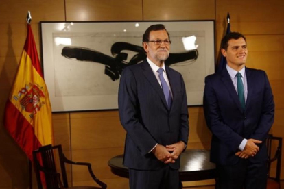 Mariano Rajoy y Albert Rivera posan antes de la reunión en el Congreso, el 3 de agosto.-AGUSTÍN CATALÁN