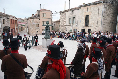 Público, autoridades y ejército durante el desarrollo del homenaje en la plaza de la localidad.-M. A.