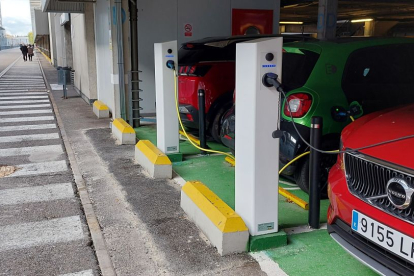 Tres coches electrificados recargando sus baterías en dos cargadores del aparcamiento del HUBU. L. G. L.