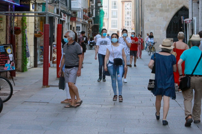 Numerosas personas paseando por la calle de La Paloma, la mayoría con mascarilla. / RAÚL G. OCHOA