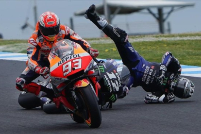<strong>Maverick Viñales (Yamaha) se cae a las espaldas de Marc Márquez (Honda).