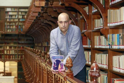 Jesús Toledano posa en la biblioteca del Monasterio de San Agustín con un ejemplar de la obra.-Raúl Ochoa