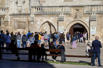 Turistas a las puertas de la Catedral de Burgos. S. OTERO