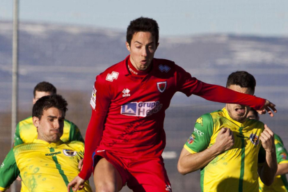 Javi Duro disputa un balón en un partido con el Numancia B-Diego Mayor