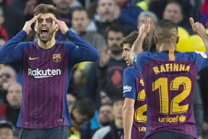 Piqué pide cabeza a sus compañeros en el clásico con el Madrid.-JORDI COTRINA