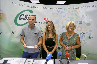 Mariano González y Yolanda Aparicio junto a la presidenta del sector de Educación CSIF Castilla y León, Isabel Madruga-ICAL