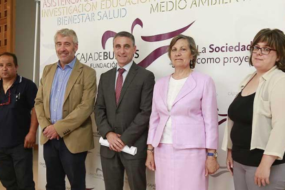 Agapito Hernández, Jorge Simón, Rafael Barbero, Asunción Cifuentes y Laura Pérez posan antes de la firma del convenio.-RAÚL G. OCHOA
