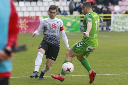 Sergio Esteban lució el brazalete de capitán en el choque frente al Racing de Santander-Raúl G. Ochoa