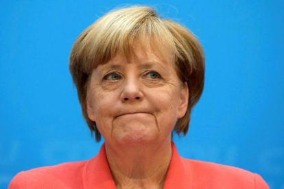 La cancillera Angela Merkel, ante los medios.-REUTERS / FABRIZIO BENSCH