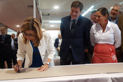 La alcaldesa firma en apoyo a la candidatura de Aranda. ECB