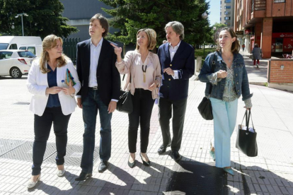 En el centro, Alicia García, flanqueada por los candidatos al Congreso y al Senado.-RAÚL G. OCHOA