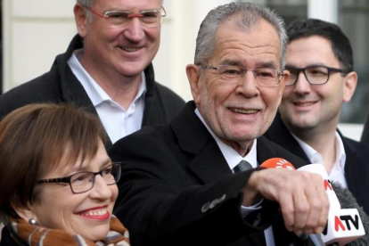 Van der Bellen, después de votar, en Viena.-AFP / ROLAND SCHLAGER