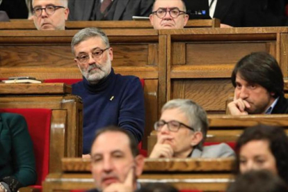 Riera, de la CUP, pensativo en un pleno-FERRAN NADEU