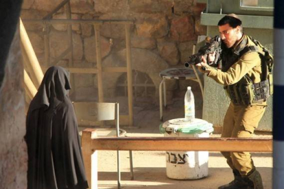 Imágenes tomadas en el momento antes de que la joven palestina fuera disparada por un soldado israelí en un control en la ciudad de cisjordana de Hebrón.-REUTERS