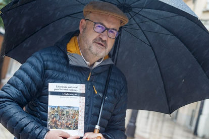 El escritor burgalés Ignacio Galaz con un ejemplar de ‘Literatura universal para lectores curiosos’. SANTI OTERO