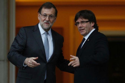 Mariano Rajoy y Carles Puigdemont se saludan antes de su reunión en la Moncloa.-DAVID CASTRO