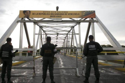 Puente José Antonio Páez en la frontera de Venezuela y Colombia.-EFE