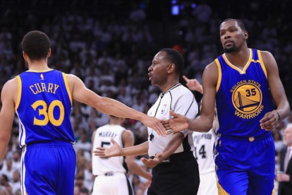 Stephen Curry y Kevin Durant, las dos grandes estrellas de Golden State.-AFP / RONALD MARTINEZ