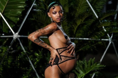 La modelo Slick Woods desfila embarazadísima en la Fashion Week par la marca de lenceríad de Rihanna, Savage x Fenty.-JEENAH MOON