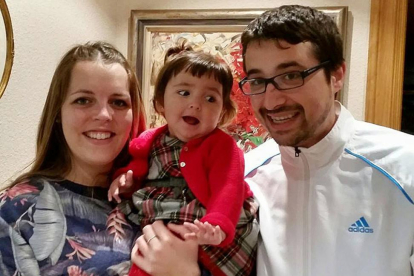 Nora posa con sus padres, Emma y Jesús.-FOTO CEDIDA POR LA FAMILIA