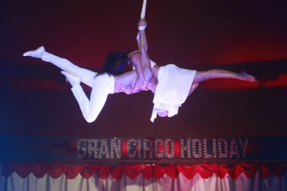 Los artistas del circo asombran con su capacidad para dominar sus cuerpos en piruetas y acrobacias imposibles.-RAÚL OCHOA