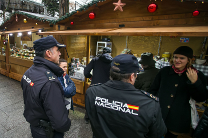 Los policías nacionales del Plan Comercio Seguro recorren el mercado de Navidad del Espolón. FOTOS: © ECB / TOMÁS ALONSO