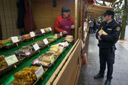 Los policías nacionales del Plan Comercio Seguro recorren el mercado de Navidad del Espolón. FOTOS: © ECB / TOMÁS ALONSO