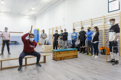 Los alumnos de Acondicionamiento Físico durante uno de los entrenamientos en las instalaciones del Instituto Diego Porcelos. SANTI OTERO