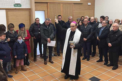 El arzobispo de Burgos Fidel Herráez, bendice el nuevo centro parroquial de Ibeas de Juarros.-ARCHIBURGOS