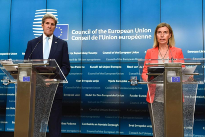 La jefa de la diplomacia europea, Federica Mogherini, y el secretario de Estado de EEUU, John Kerry, esta mañana en Bruselas.-JOHN THYS / AFP