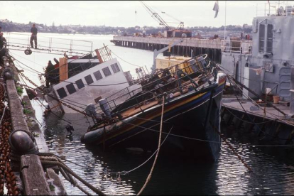 Imagen del 'Rainbow Warrior', hundiéndose en el puerto de Auckland, en 1985.-AFP / PATRICK RIVIERE