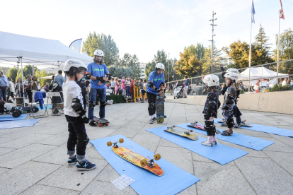 Un grupo de niño realiza una actividad de skate durante la pasada feria de entidades ciudadanas. ISRAEL L. MURILLO