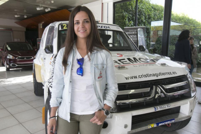 Cristina Gutiérrez posa con el Mitsubishi Montero Proto con el que compite esta temporada-Raúl G. Ochoa
