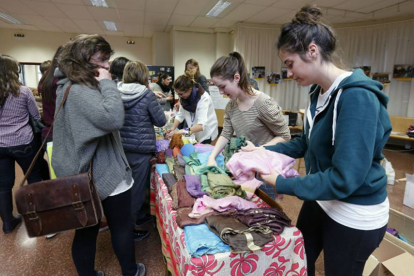 Mercadillo solidario de la Facultad de Humanidades.-R. G. O.