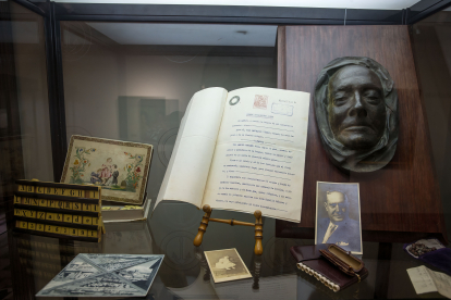 Busto mortuorio, documentos y objetos personales de Manuel Machado pertenecientes a la colección de la Institución Fernán González. SANTI OTERO
