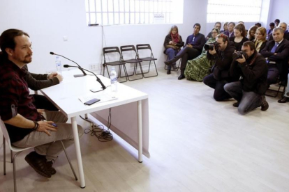 El líder de Podemos, Pablo Iglesias, en una reunión con representantes de unas 40 embajadas, este viernes, 11 de noviembre, en Madrid.-EFE / SERGIO BARRENECHEA