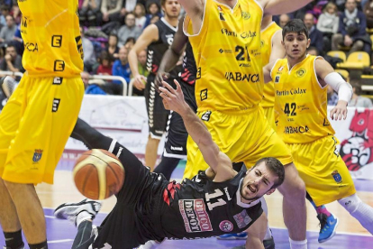 Turi Fernández cae en un partido con la camiseta del renacido Valladolid.-EL MUNDO / EL DIARIO DE VALLADOLID