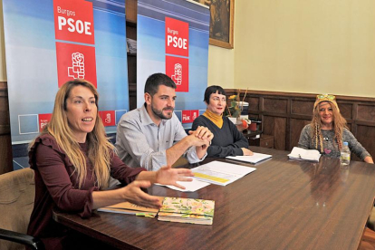 Sindicalistas y socialistas debatieron ayer sobre la situación de los servicios sociales provinciales.-I. L.M.