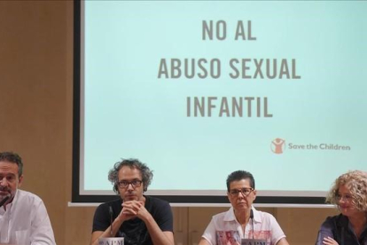 El pianista James Rhodes, junto a otros activistas en contra de los abusos sexuales, urgen al Gobierno a aprobar una ley contra la violencia infantil.-JOSE LUIS ROCA