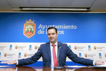El alcalde de Burgos, Daniel de la Rosa, hizo ayer un balance sobre sus primeros 100 días al frente del Ayuntamiento.-RAÚL G. OCHOA