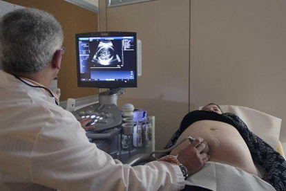 El doctor Martínez Guisasola realiza una ecografía a una paciente en las instalaciones de ginecología.-I. L. MURILLO