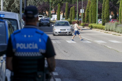 Un agente de Policía Local, durante un control de pasos de peatones en la avenida de Castilla y León. SANTI OTERO