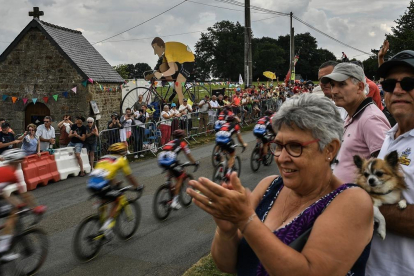 Los espectadores saludan el paso del Tour, durante la séptima etapa de la ronda francesa 2018.-/ MARCO BERTORELLO