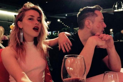 Amberd Heard y Elon Musk, cuando hicieron público que salían juntos.-EL PERIÓDICO