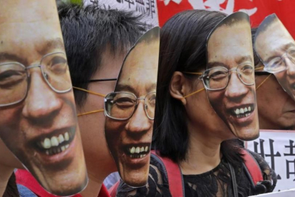 Manifestantes con caretas de Liu Xiaobo en Hong Kong, el 27 de junio.-AP